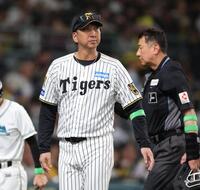 ７回、選手交代を告げた阪神・藤川球児監督（撮影・坂部計介）
