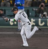 ７回、松尾の打球を後逸する木浪（撮影・飯室逸平）