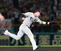 ７回、松尾の打球を失策する木浪（撮影・西田忠信）