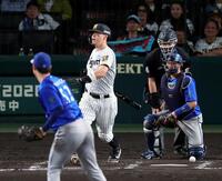 ８回、自打球を受ける佐藤輝（撮影・山口登）