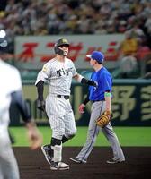 ８回、中飛に倒れベンチへ引き揚げる佐藤輝（撮影・立川洋一郎）