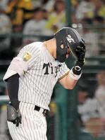 ８回、中飛に倒れた佐藤輝
