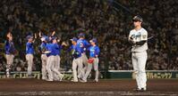 ９回裏２死一、三塁、二ゴロに倒れた阪神・中野拓夢はタッチをかわすＤｅＮＡナインを尻目にガックリ（撮影・坂部計介）
