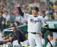 ９回、選手交代を告げる藤川監督（撮影・立川洋一郎）