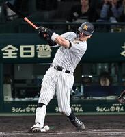 ８回、自打球を当てる佐藤輝（撮影・田中太一）