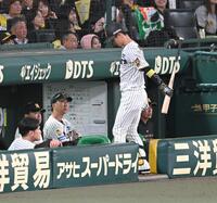 ７回、近本（手前）が空振り三振に倒れ、ベンチで厳しい表情の藤児監督（撮影・飯室逸平）