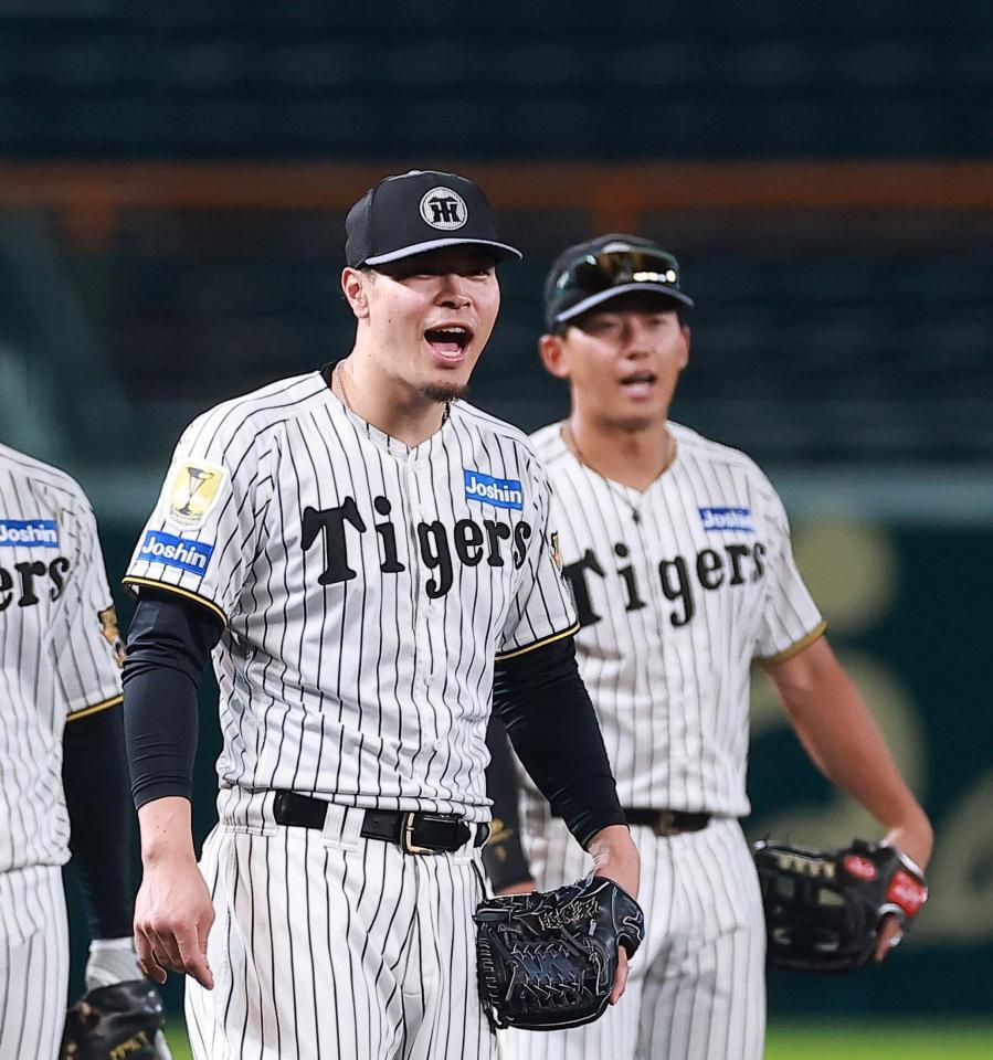 明るい表情で守備練習をする佐藤輝（撮影・西田忠信）