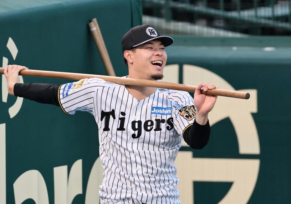 ストレッチをしてリラックスする佐藤輝（撮影・田中太一）