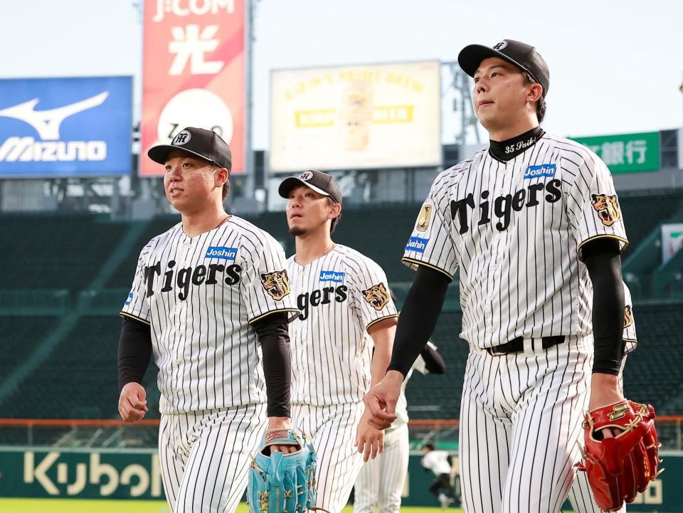 グラウンドを移動する（左から）村上、伊藤将、才木（撮影・西田忠信）