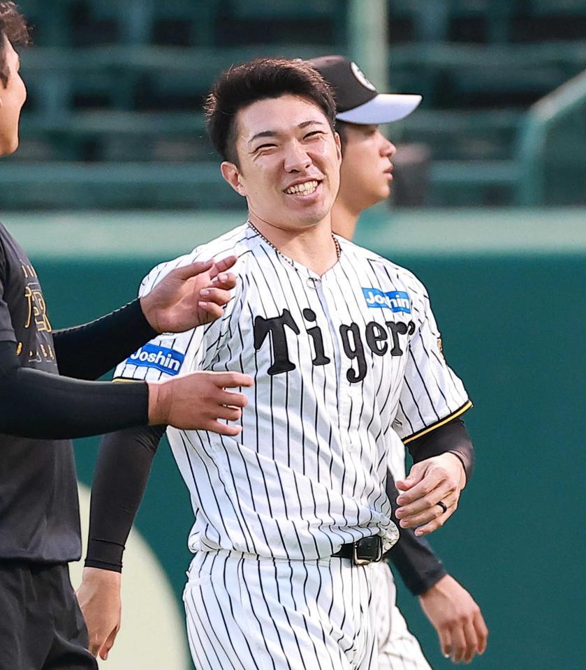 　笑顔を見せる石井（撮影・西田忠信）