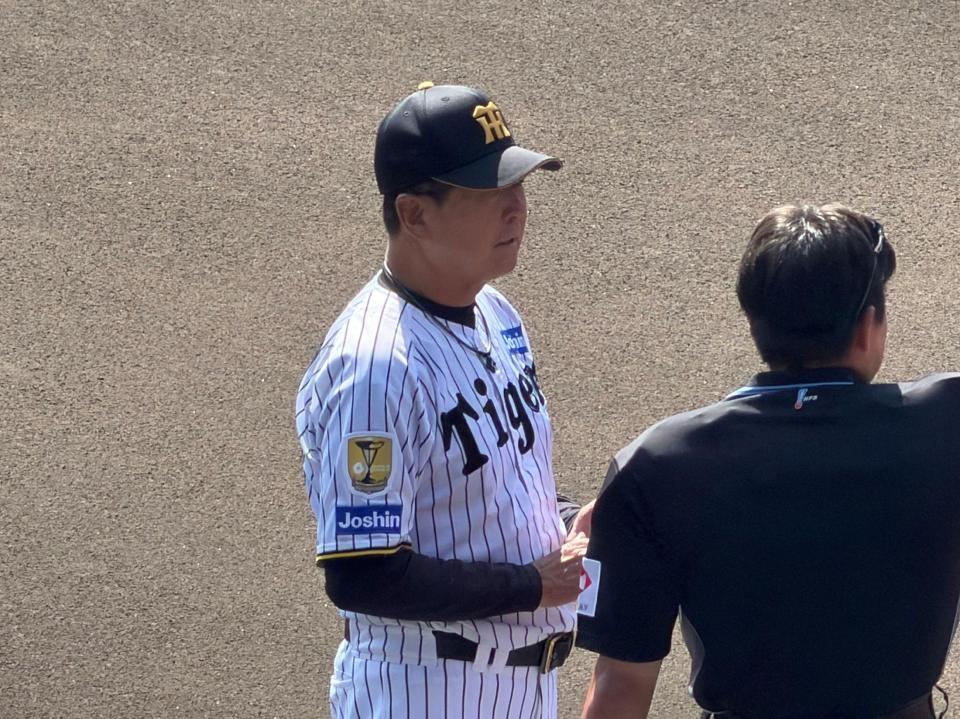 メンバー表交換をする平田２軍監督