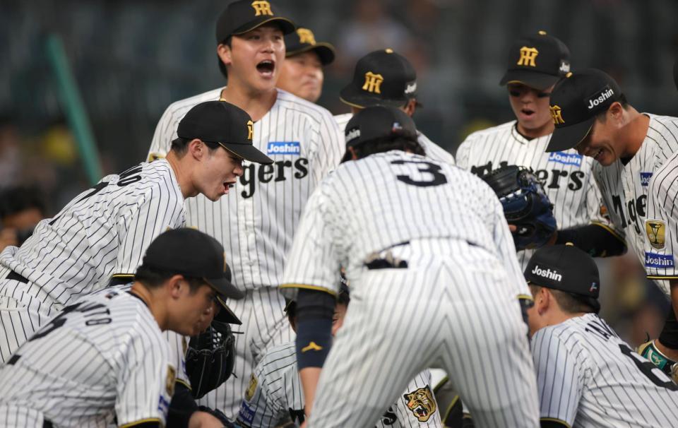 円陣で声だしをする中野（左）＝撮影・坂部計介