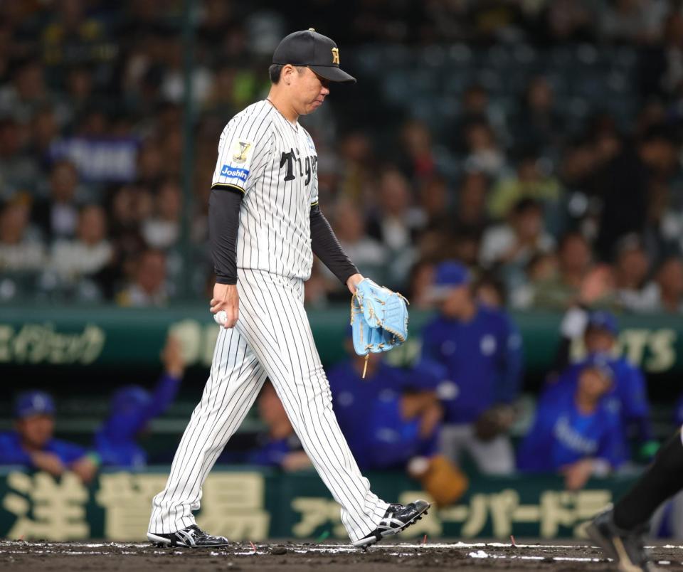 １回、宮﨑に先制適時打を浴び、ガックリの村上（撮影・坂部計介）