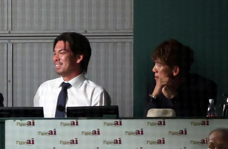 テレビで解説する前田健（左）と松井稼頭央氏（撮影・山口登）