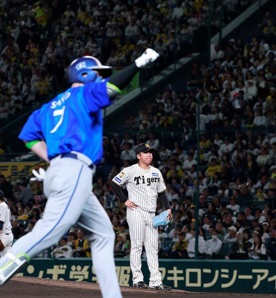 ６回、佐野（手前）にソロを浴びた村上（撮影・西田忠信）