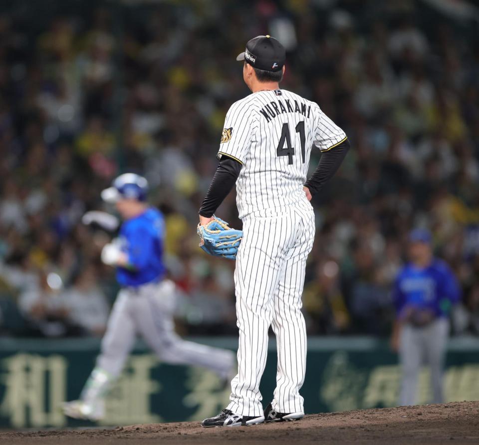 ６回表ＤｅＮＡ２死、ＤｅＮＡ・佐野恵太に本塁打を浴び、ガックリの阪神・村上頌樹（撮影・坂部計介）