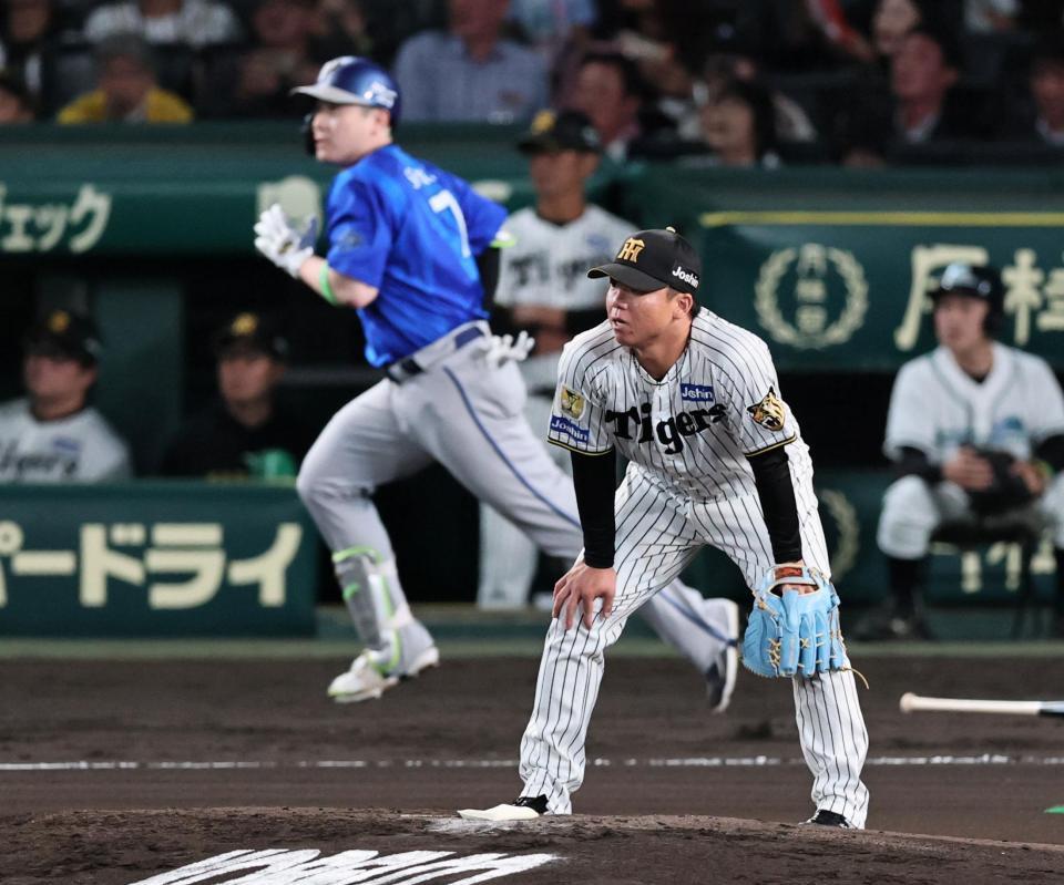 ６回、佐野にソロを許す村上（撮影・田中太一）