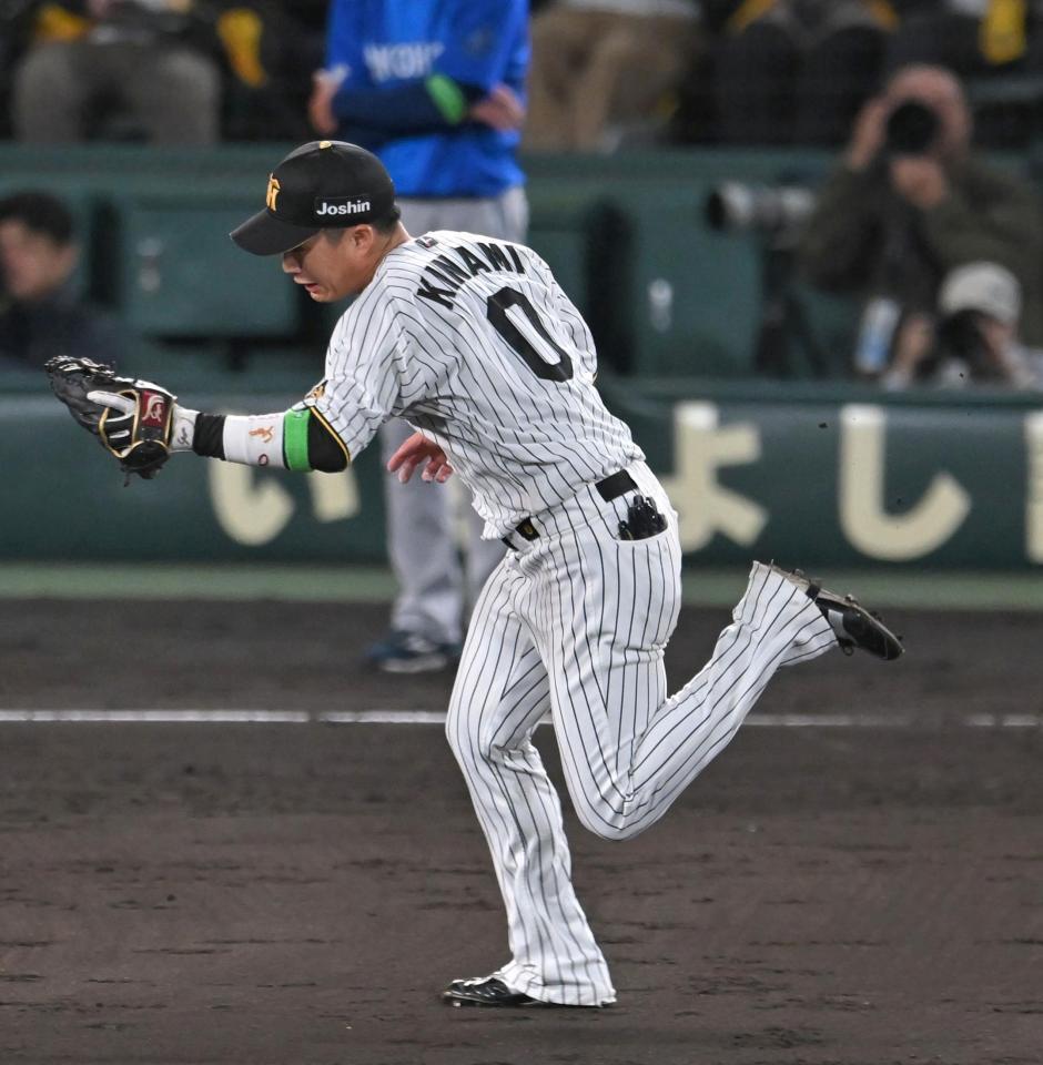 ７回、松尾の打球を後逸する木浪（撮影・飯室逸平）
