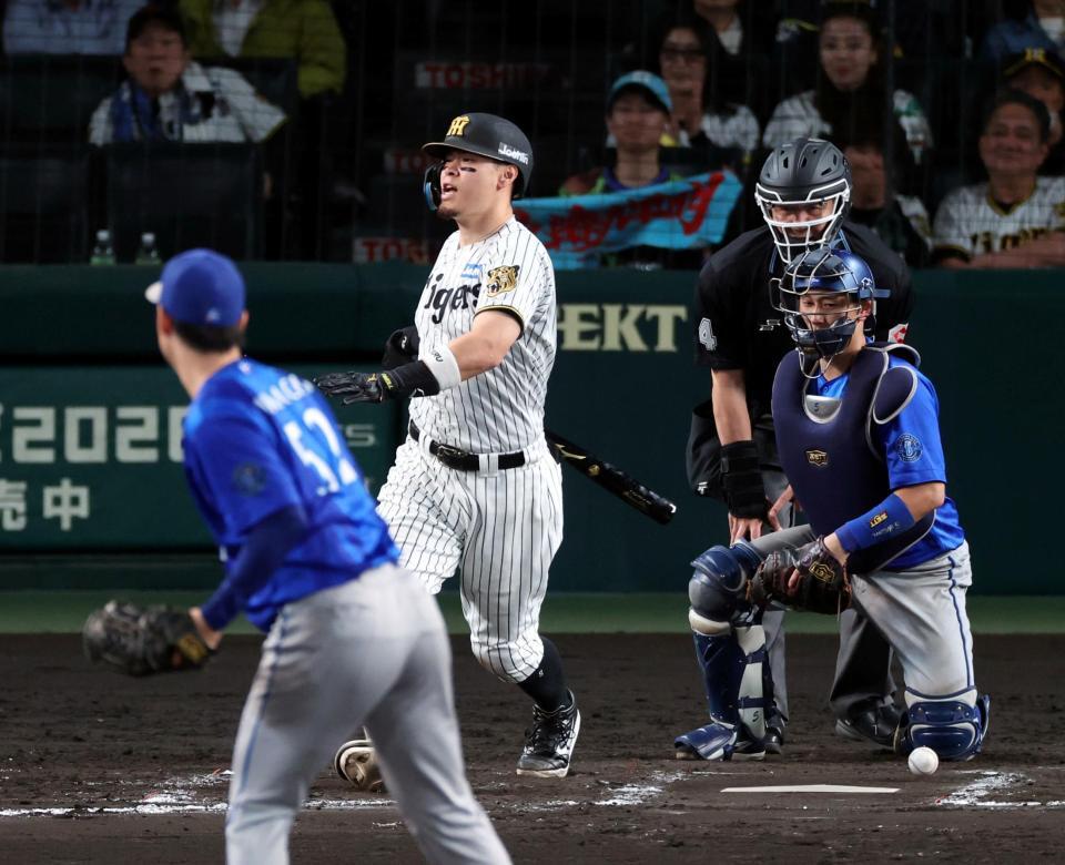 ８回、自打球を受ける佐藤輝（撮影・山口登）