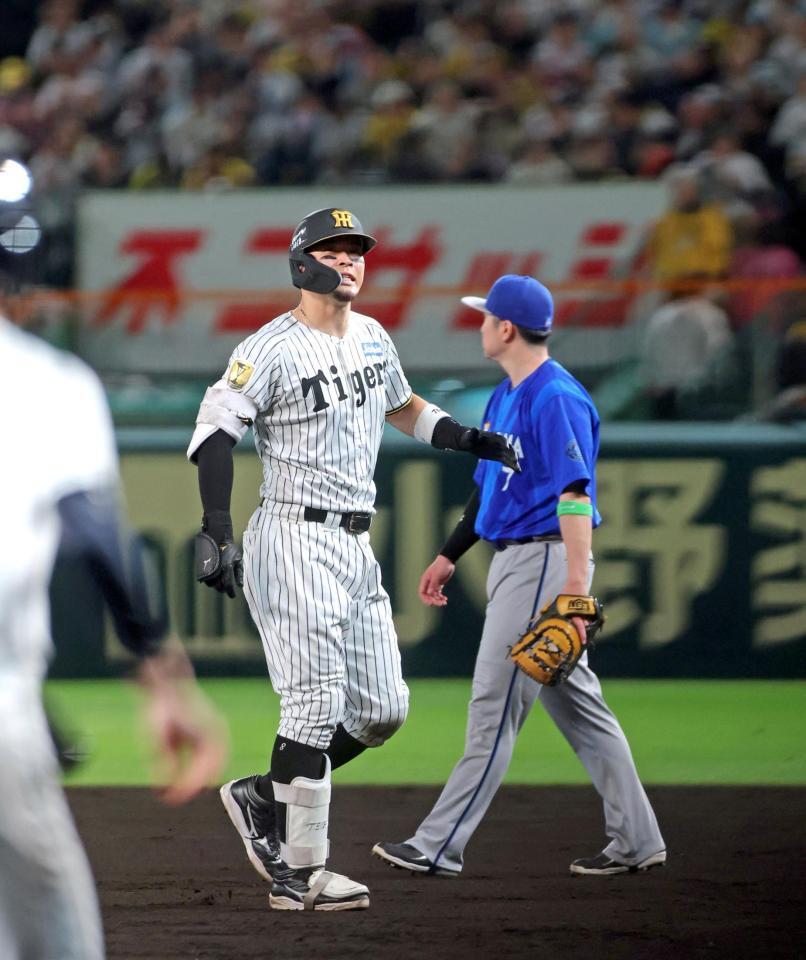 ８回、中飛に倒れベンチへ引き揚げる佐藤輝（撮影・立川洋一郎）