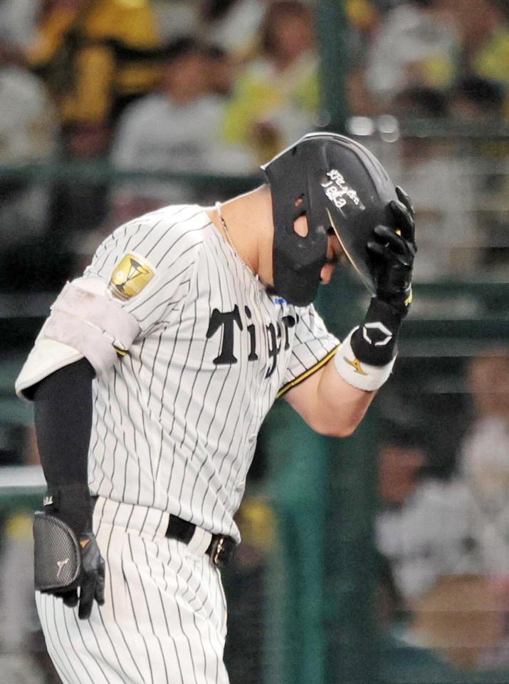 ８回、中飛に倒れた佐藤輝