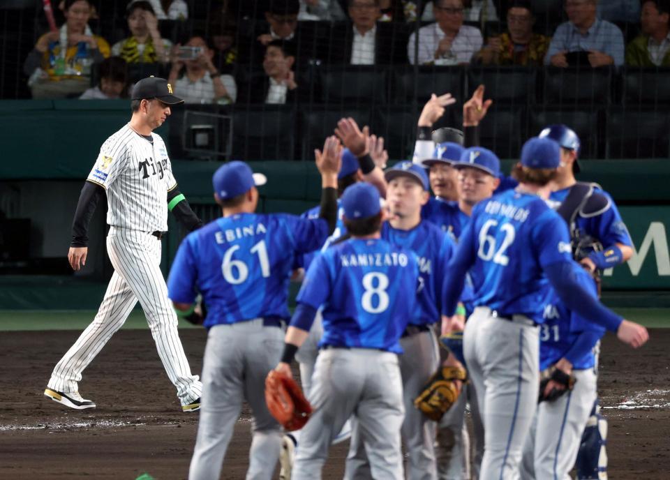 ＤｅＮＡに完封で敗れ、整列に向かう藤川監督（撮影・山口登）