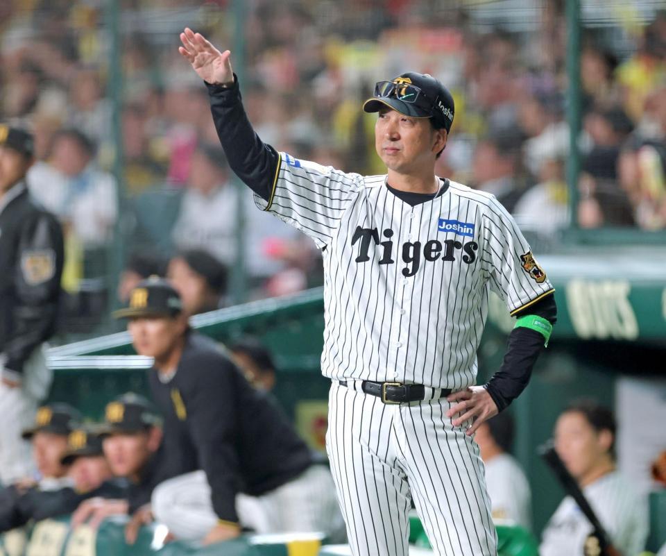 ９回、選手交代を告げる藤川監督（撮影・立川洋一郎）