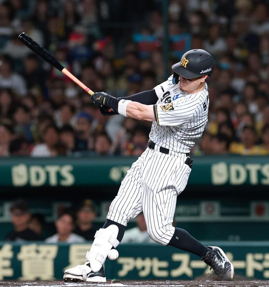 ８回、自打球を当てる佐藤輝（撮影・西田忠信）