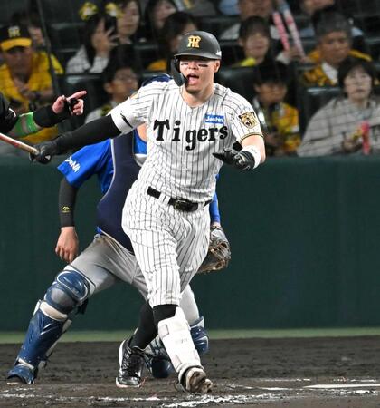 　８回、自打球が当たり、声を上げる佐藤輝（撮影・飯室逸平）