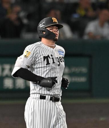 ８回、中飛に倒れ、険しい表情の阪神・佐藤輝明＝甲子園（撮影・飯室逸平）