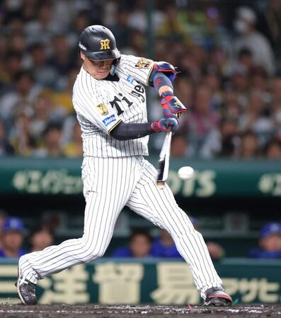 ２回、大山は左前打を放つ（撮影・坂部計介）