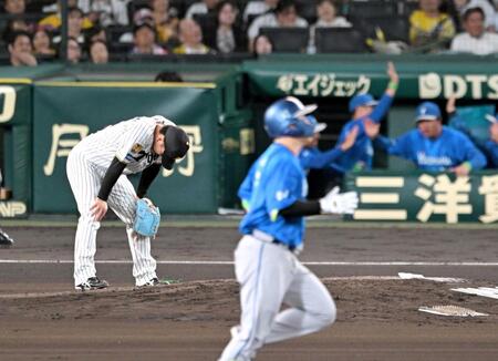 　６回、佐野（手前）にソロを打たれ、うなだれる村上（撮影・飯室逸平）