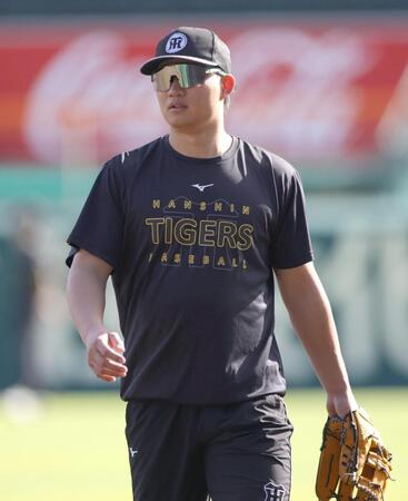 守備練習を終え内野に戻る森下（撮影・坂部計介）