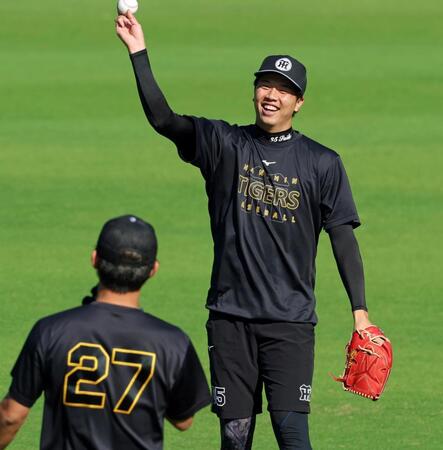 伊藤将（手前）とキャッチボールを始める才木（撮影・立川洋一郎）