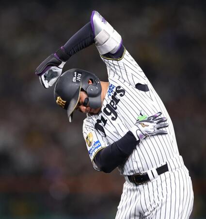 ３回、中飛に倒れた森下は体を気にする仕草を見せる（撮影・坂部計介）