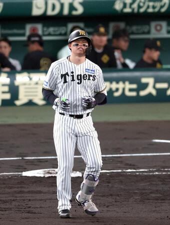 ３回、中飛に倒れ渋い表情を見せる森下（撮影・山口登）