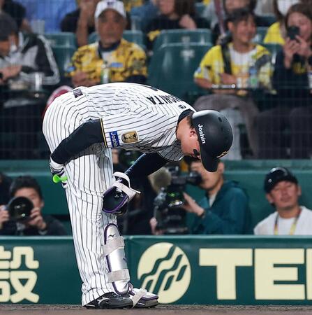 ６回、二ゴロに倒れ、脚を気にする森下（撮影・西田忠信）