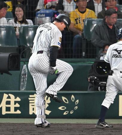 ６回、二ゴロに倒れた後、右足を気にする森下（撮影・飯室逸平）
