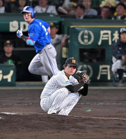 ８回、牧に先制ソロを打たれ、しゃがみ込む高橋（撮影・飯室逸平）