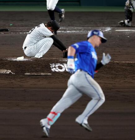 ８回、高橋は牧に先制ソロを許す（撮影・山口登）