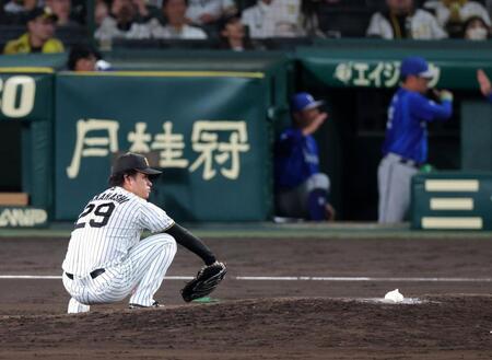 ８回、牧に先制ソロを浴びマウンドに座り込む高橋（撮影・立川洋一郎）