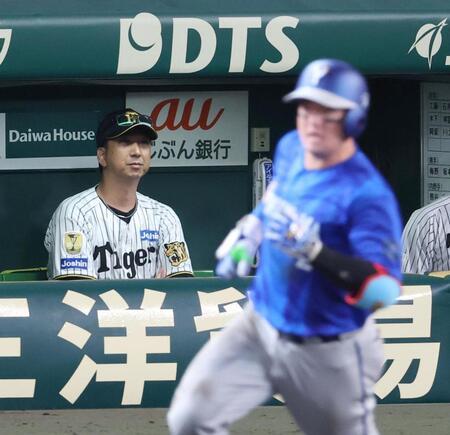 ８回、牧に先制ソロを打たれグラウンドを見つめる藤川監督（撮影・山口登）