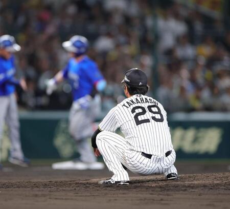 ８回、牧に左越え本塁打を浴び、マウンドで呆然とする高橋（撮影・坂部計介）