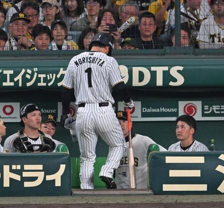 ６回、二ゴロに倒れ、ベンチへ下がる森下（撮影・飯室逸平）