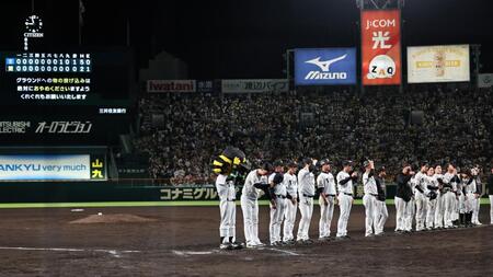 ２試合連続で完封負けを喫し、スタンドにあいさつする藤川監督（撮影・田中太一）
