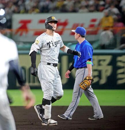 ８回、中飛に倒れベンチへ引き揚げる佐藤輝（撮影・立川洋一郎）
