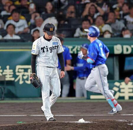 ８回、牧（右）に先制ソロを浴び肩を落とす高橋（撮影・立川洋一郎）