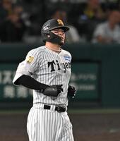 ８回、中飛に倒れ、険しい表情の阪神・佐藤輝明＝甲子園（撮影・飯室逸平）