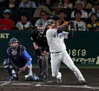 ２回、左前打を放つ大山（撮影・山口登）
