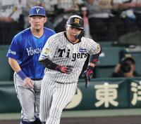 ６回、二塁打を放つ阪神・大山悠輔＝甲子園（撮影・田中太一）